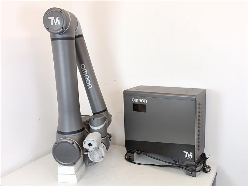 OMRON RT6-1001301 TM12 Industrial Robot w/ 69124-001 Controller, used for test