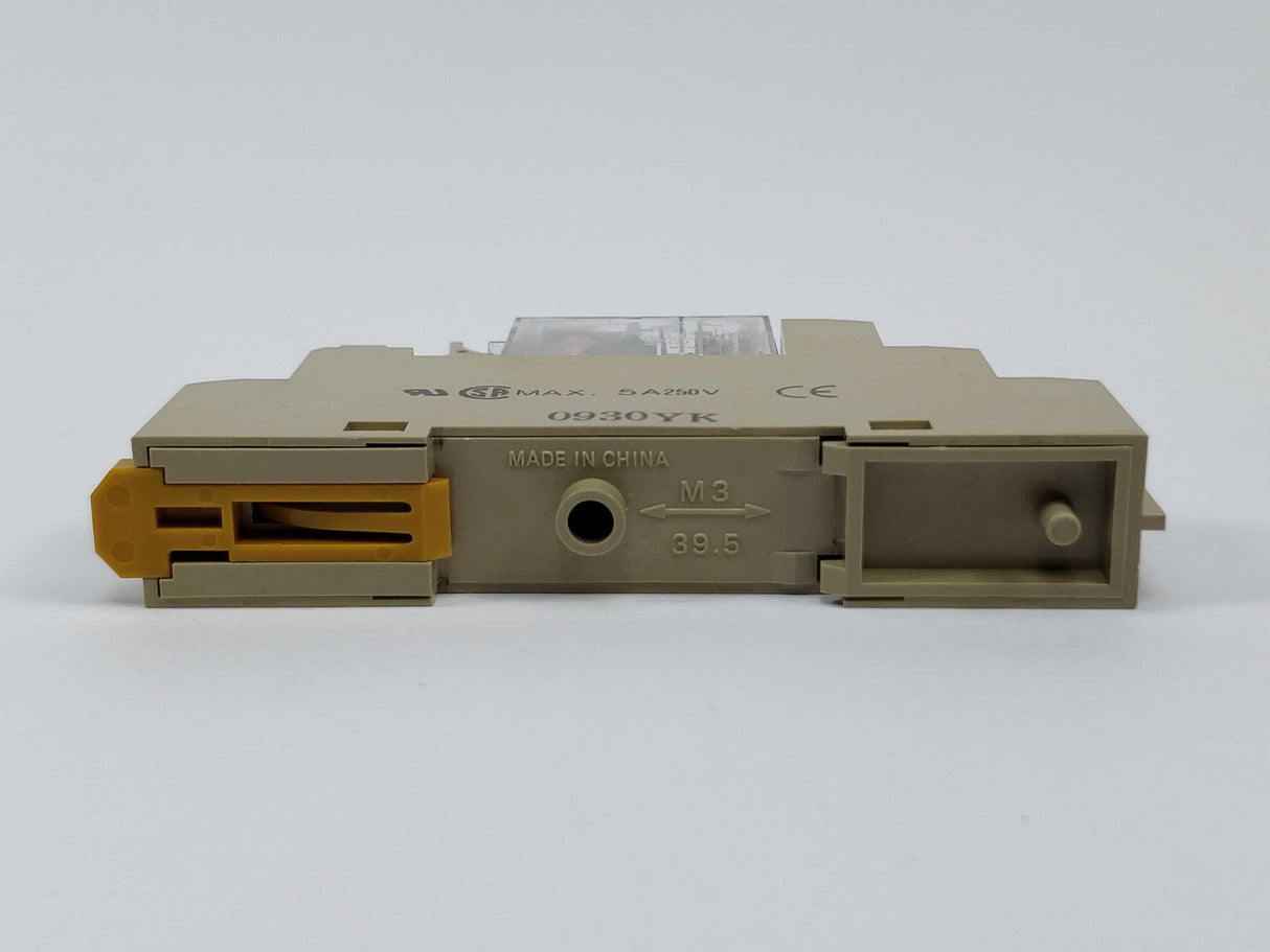 OMRON G2R-2-SND Relay with P2RF-08-E relay socket 24VDC