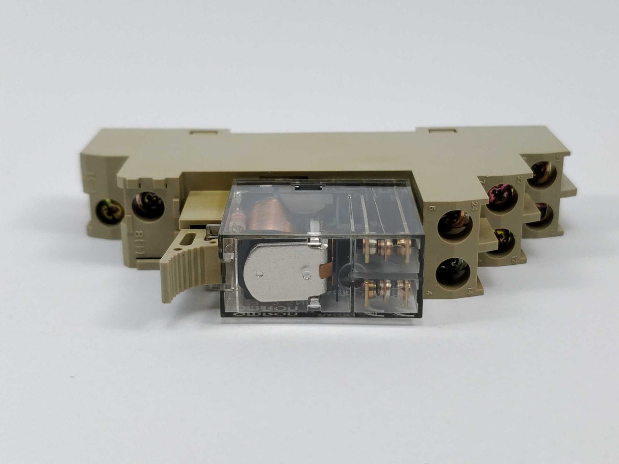 OMRON G2R-2-SND Relay with P2RF-08-E relay socket 24VDC