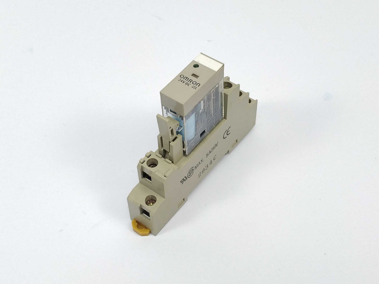 OMRON G2R-2-SN (S) Relay with socket P2RF-08-E