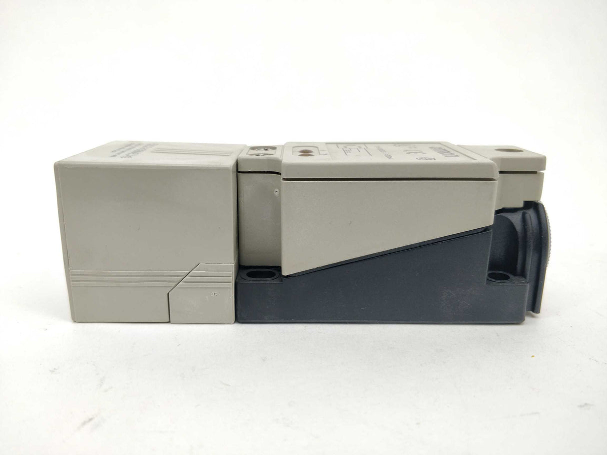 OMRON E2Q2-N30ME3-G Plug in proximity sensor