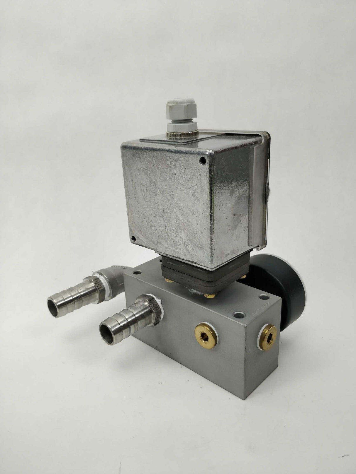 Barksdale E1H-H-VAC-P6, 0403-054 w/ Festo 537811