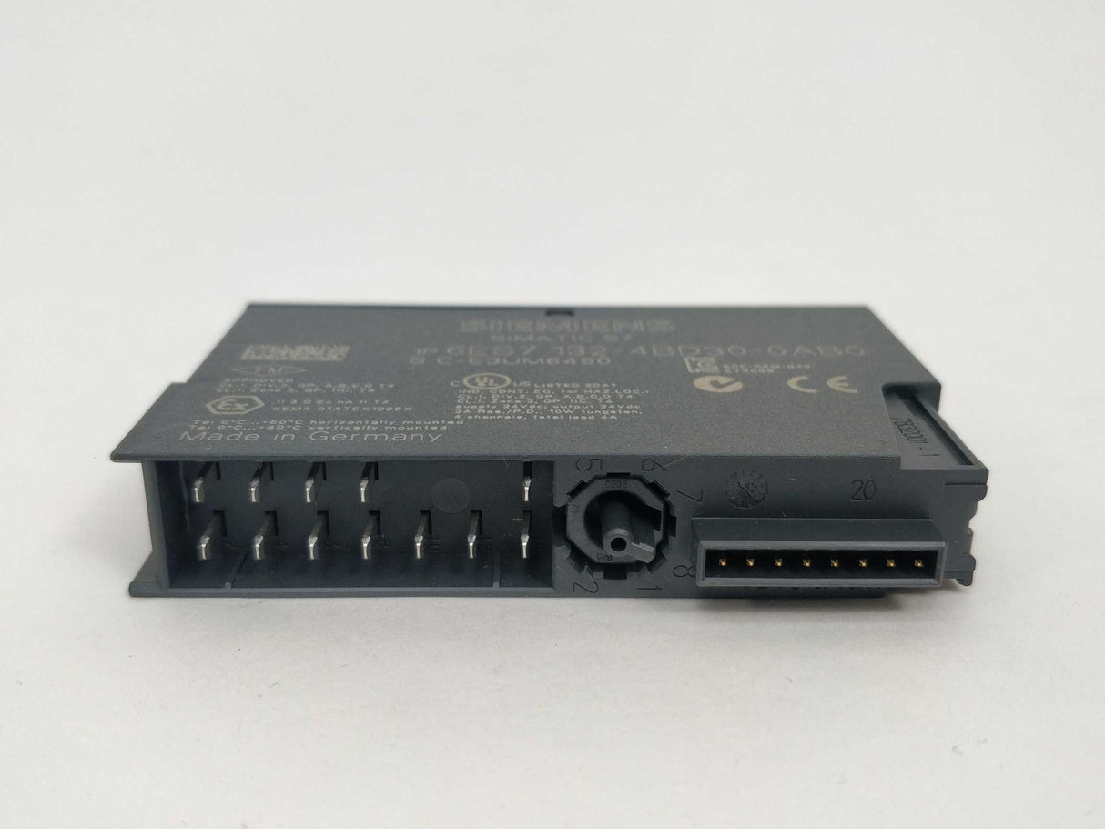 Siemens 6ES7 132-4BD30-0AB0 Digital output module & 6ES7193-4CB20-0AA0