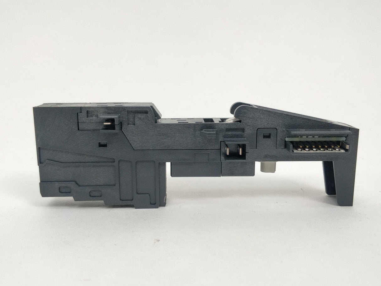 Siemens 6ES7 132-4BD30-0AB0 Digital output module & 6ES7193-4CB20-0AA0