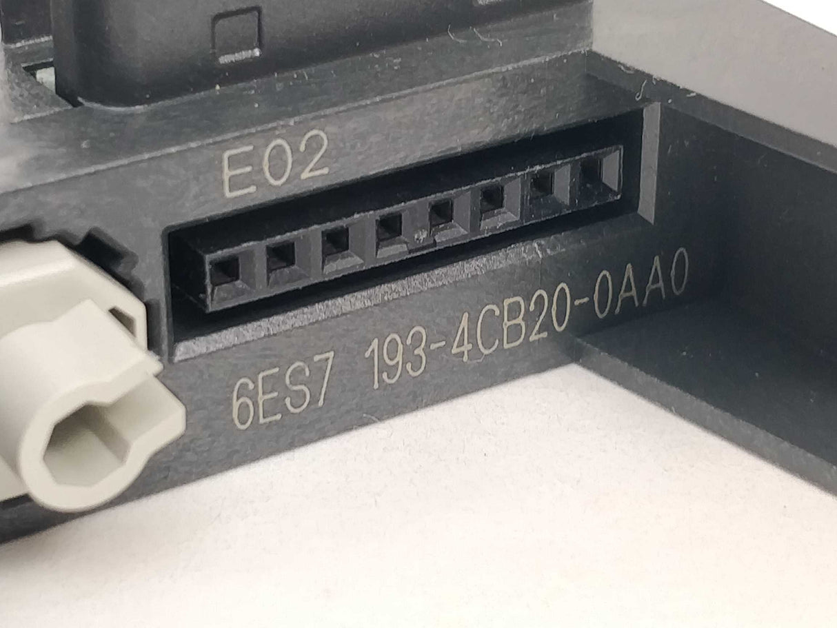 Siemens 6ES7 132-4BD30-0AB0 Digital output module & 6ES7193-4CB20-0AA0