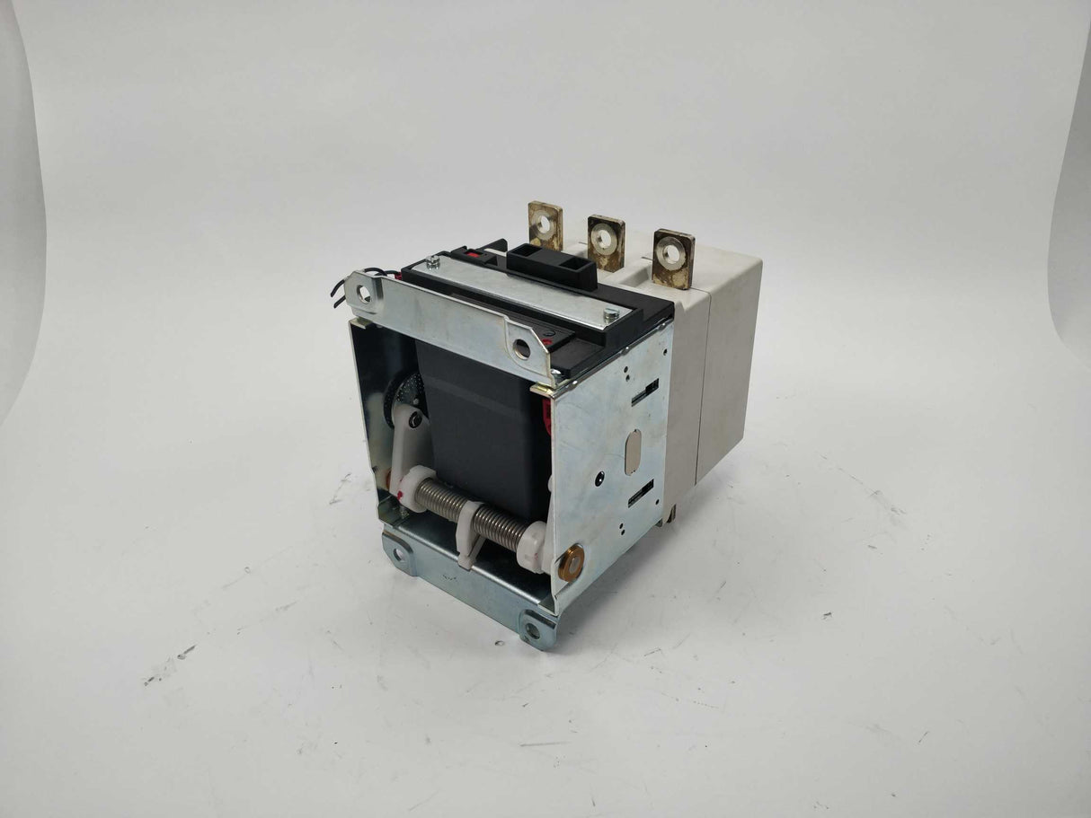 Lovato B31000 Three-pole contactor. 24VDC