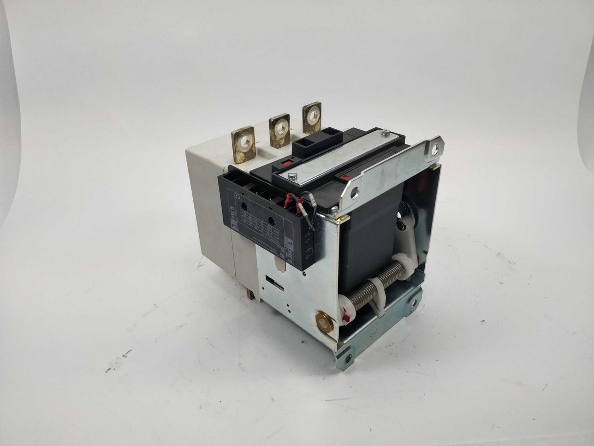 Lovato B31000 Three-pole contactor. 24VDC