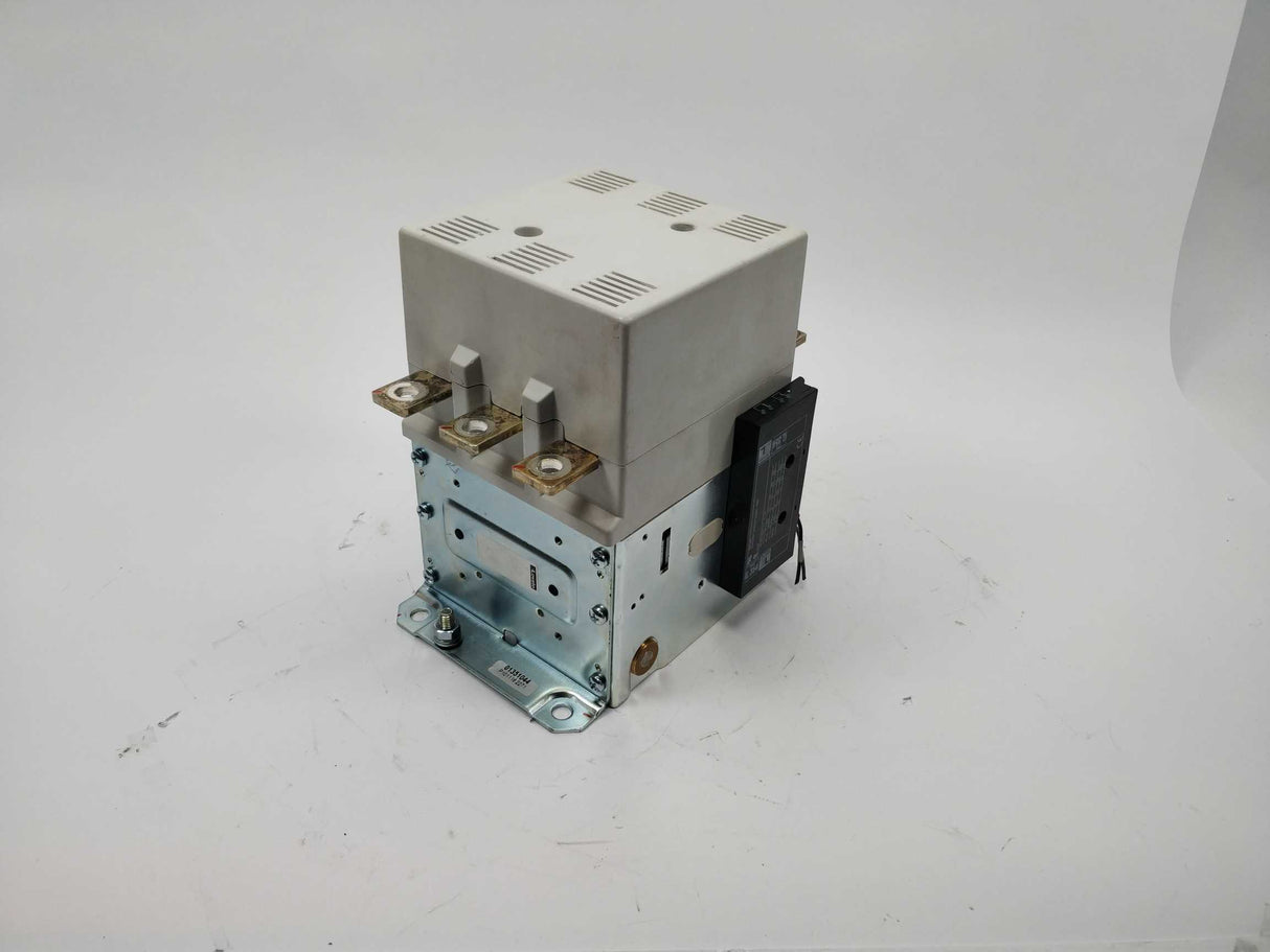 Lovato B31000 Three-pole contactor. 24VDC