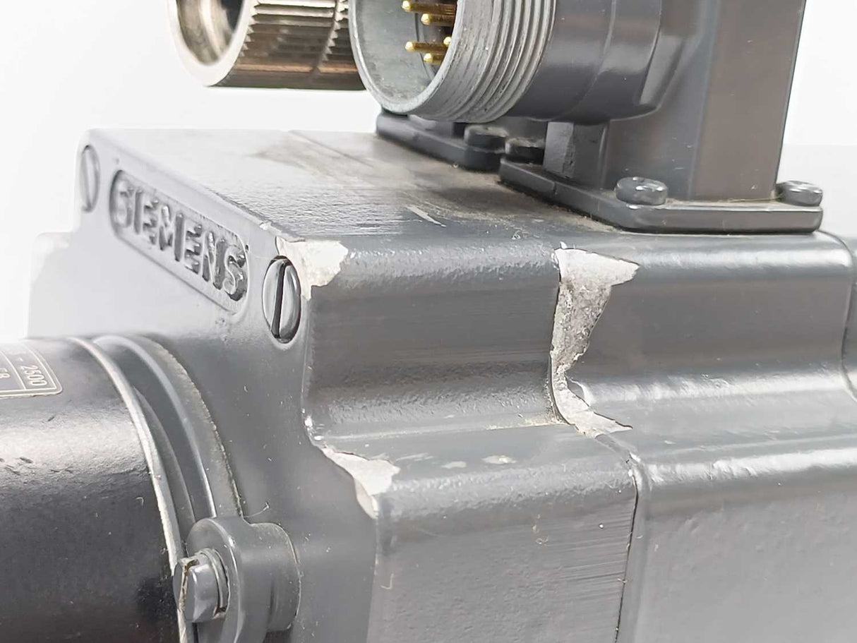 Siemens 1FT5046-0AF71-1-Z AC feed motor with 251 681