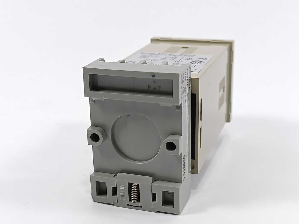 OMRON E5C2-R20J Temperature Controller