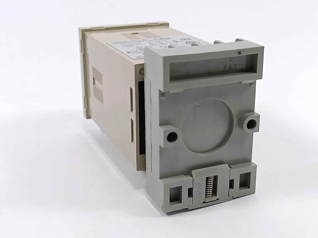 OMRON E5C2-R20J Temperature Controller