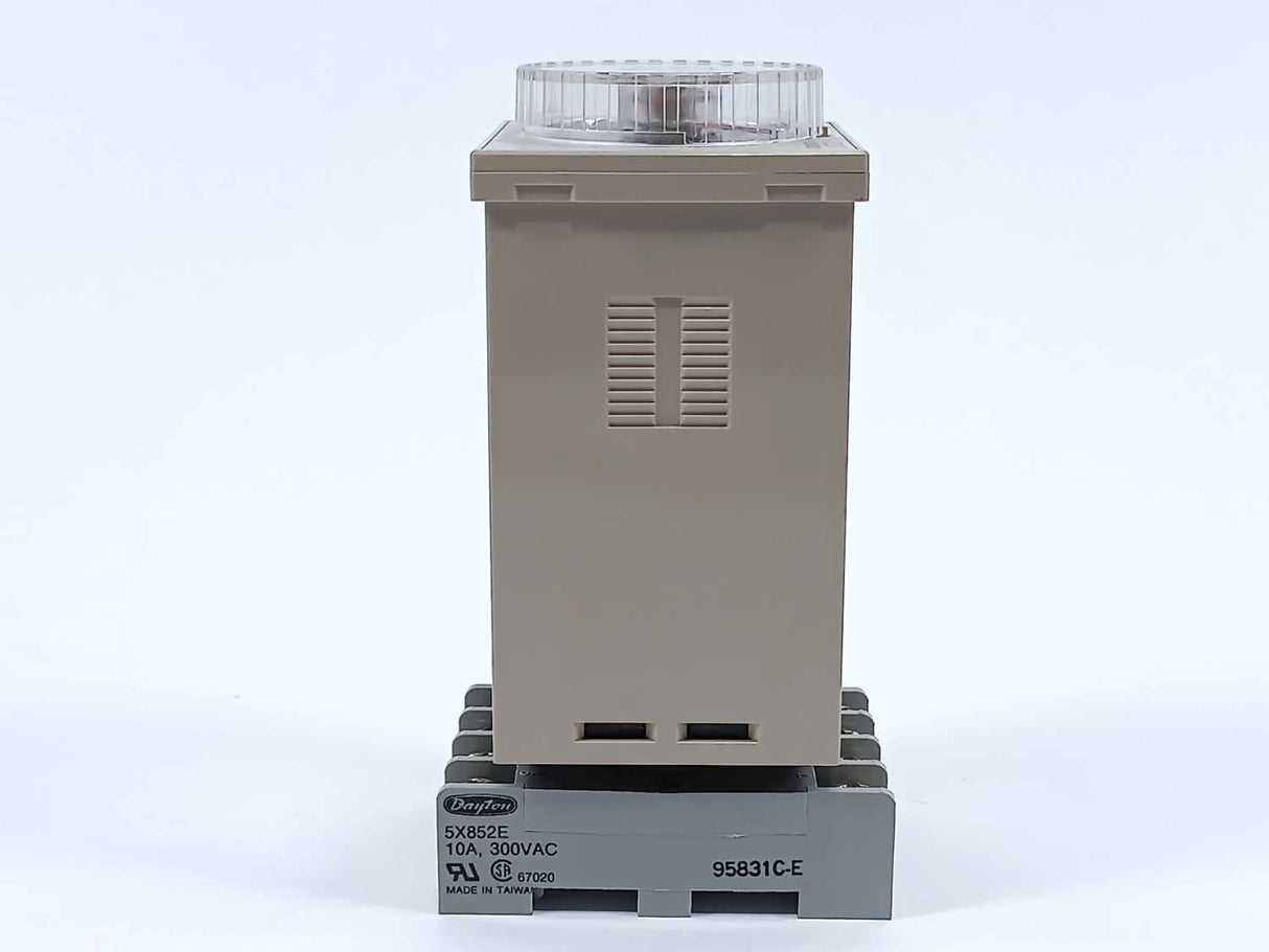 OMRON E5C2-R20J Temperature Controller