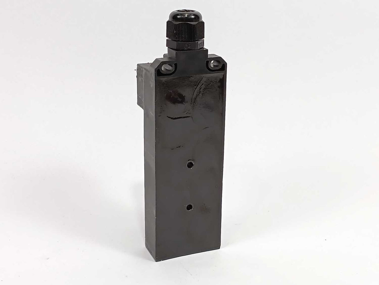 MURR Elektronik 27772 Passive Distribution Box With 8x M12 I/O (8-way)