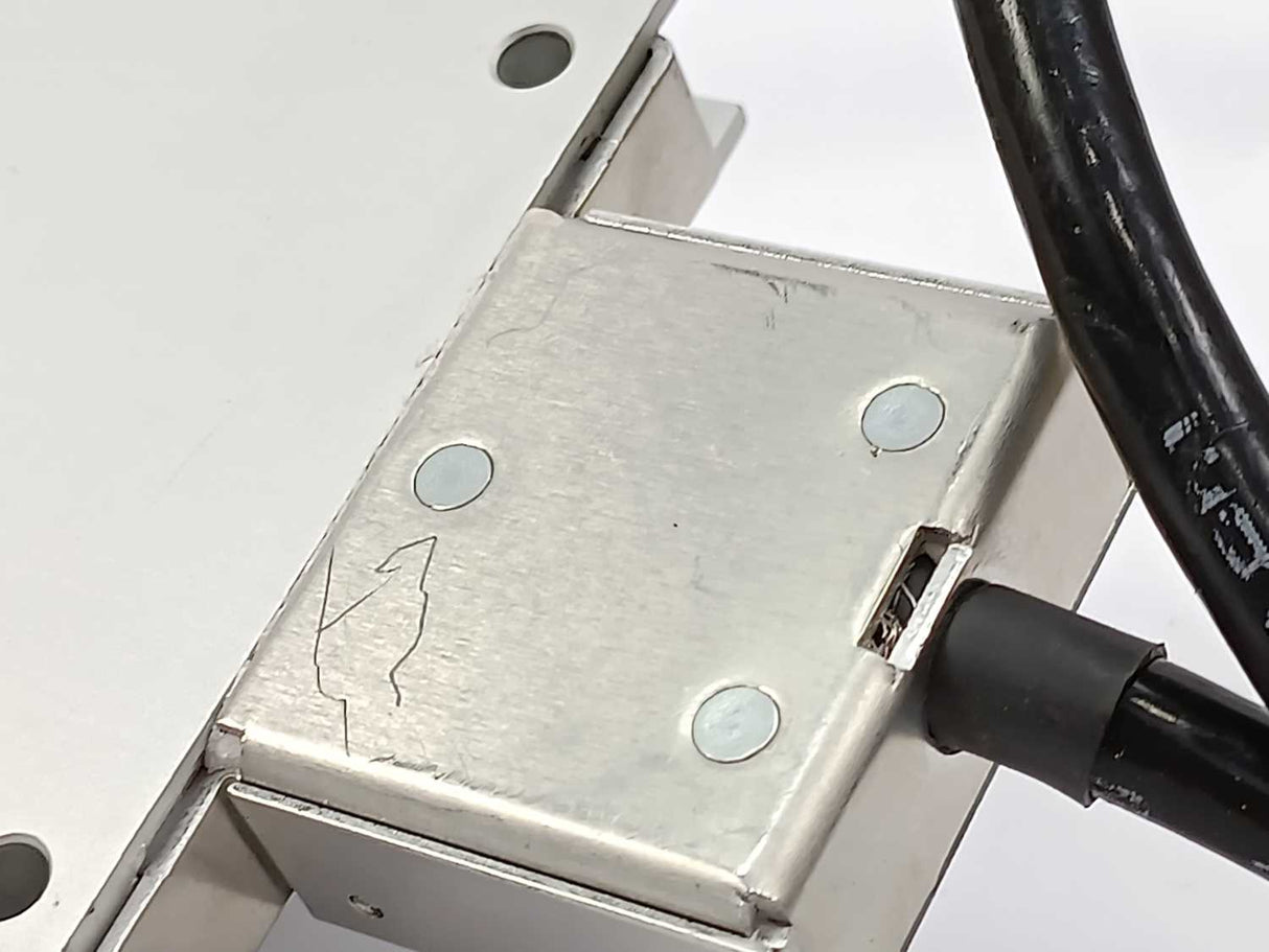 Schneider Electric VW3A7605R07 Braking Resistor 72 Ohm, 100W. 0.75m Cable