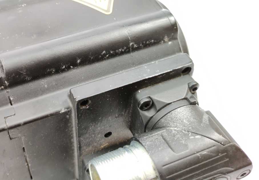 LENZE MCS 09D41-RS0P1-A14N-ST5S00N-R0SU 15137420 Servo Motor 320V 2.3A