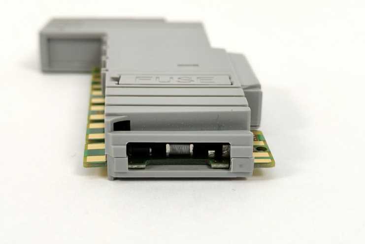 Schneider Electric TM5SPS2F Power distribution module with internal fuse