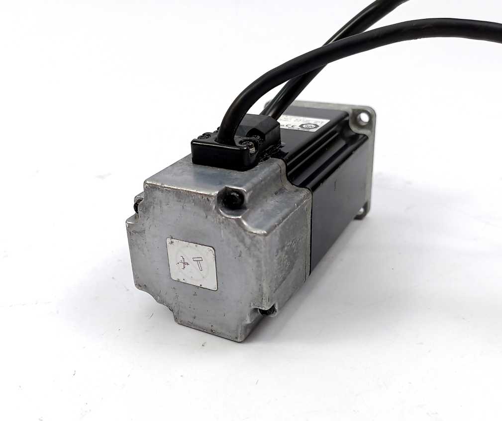 OMRON R7M-A40030-S1 AC Servo Motor, one cable connector missing.