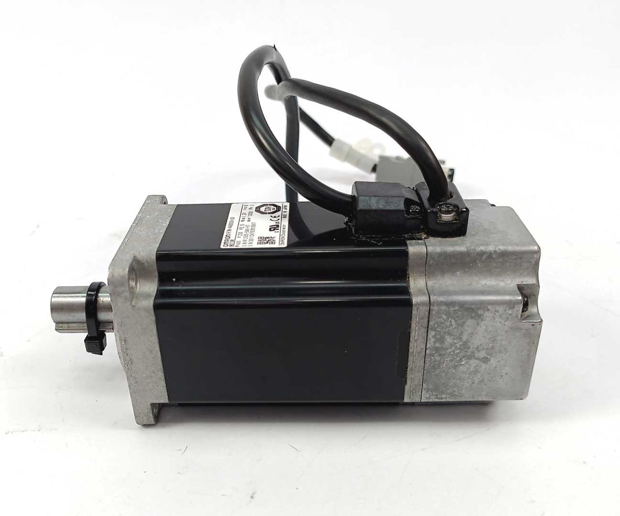 OMRON R7M-A40030-S1 AC Servo Motor, one cable connector missing.
