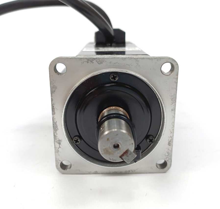 OMRON R7M-A40030-S1 AC Servo Motor, one cable connector missing.