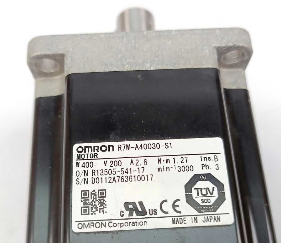 OMRON R7M-A40030-S1 AC Servo Motor, one cable connector missing.