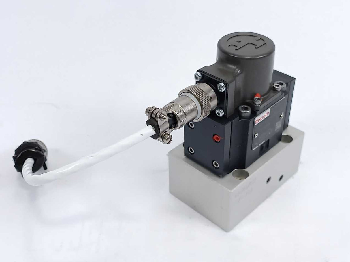 Rexroth R900951449 4WS2EM 6-22/5B11ET315K17EV Hydraulic Servo Valve