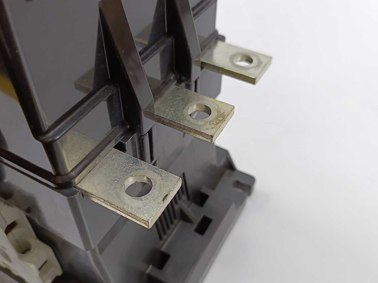 Siemens 3TF5222-0AP6 Contactor w/ 240V 60Hz/220V 50Hz Coil