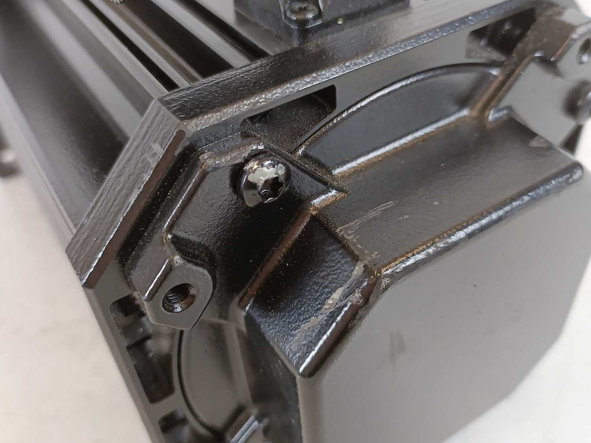 LENZE MDSKSRS071-13 Servo Motor 325V, 8.3Nm, 185Hz