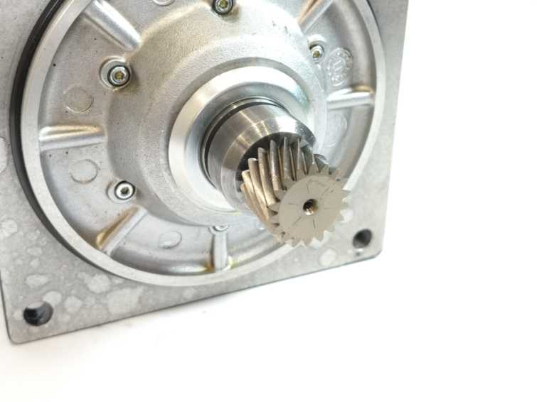 LENZE MDSKSBS071-13 15003607 Servo Motor, 325V, 8.3Nm, 185Hz, 3700 1/min