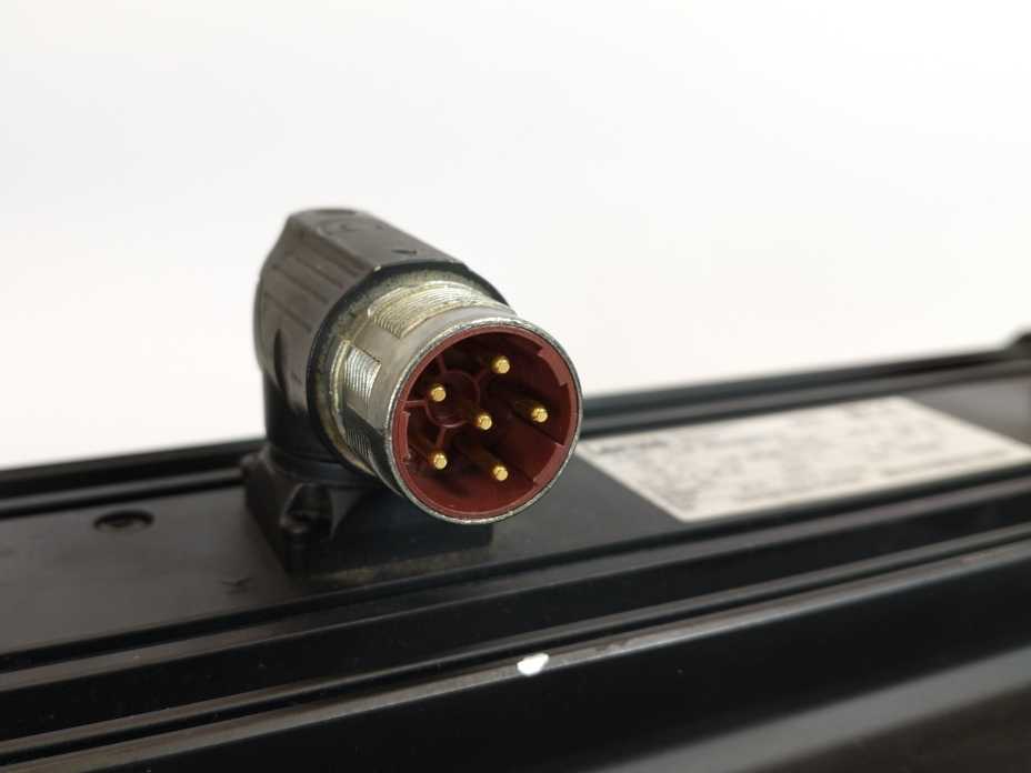 LENZE MDSKSBS071-13 15003607 Servo Motor, 325V, 8.3Nm, 185Hz, 3700 1/min