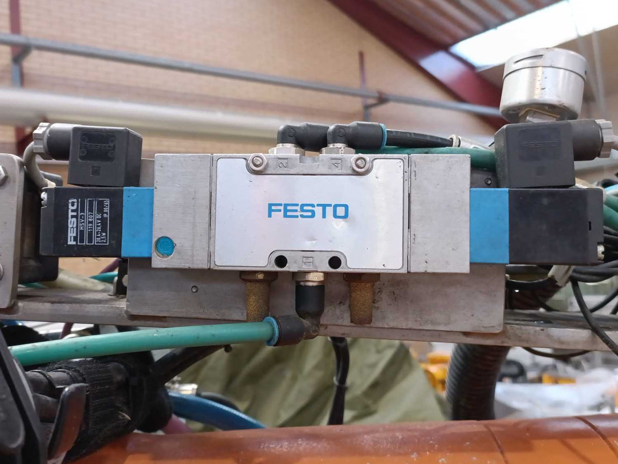 KUKA KR180 (2000) floor 800520, Heavy Duty Robot w/ KR C2 Controller,