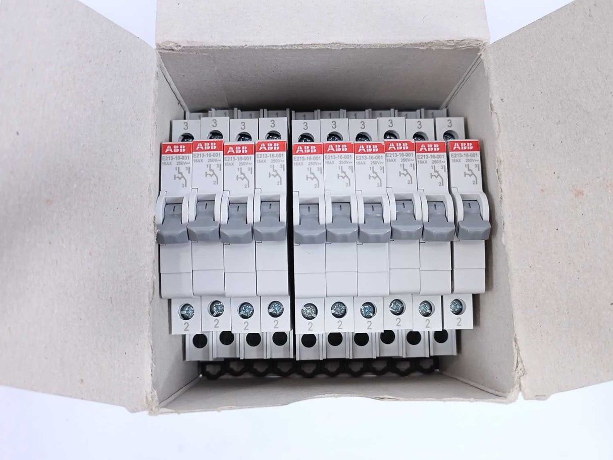 ABB 2CCA703040R0001 E213-16-001 Change over Switch, 16 A, Batch of 10 pcs.