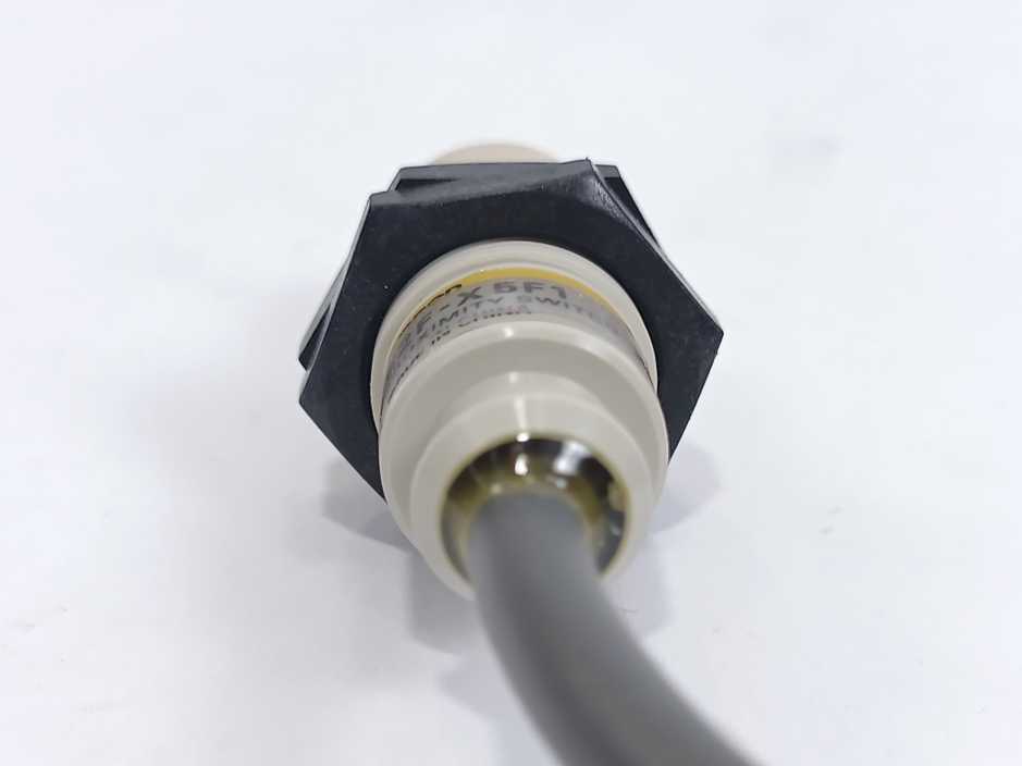 OMRON E2F-X5F1 Proximity Switch 12-24 VDC w/ 2m Cable