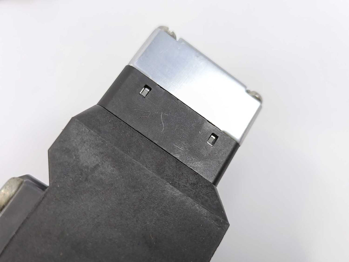 Idec HS5E-D4 Safety Door Switch
