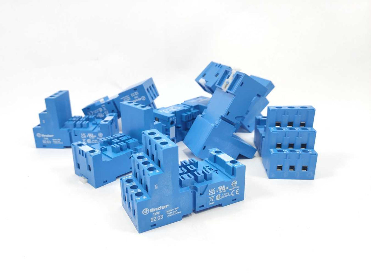 Finder 92.03 Socket with screw clamps 8pcs