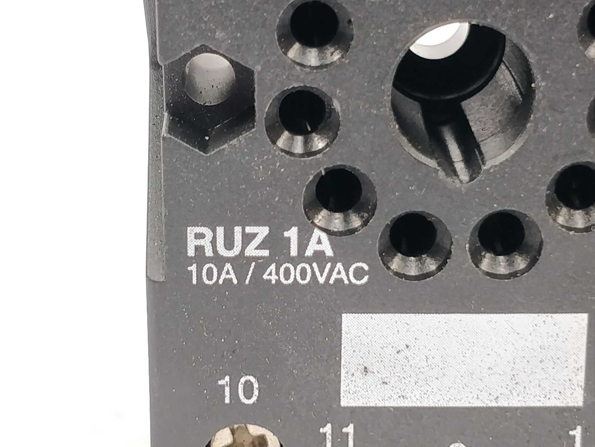 TELEMECANIQUE RUN 31A21 B7 Universal relay 24VAC 10 A + RUZ1A 10A/400VAC