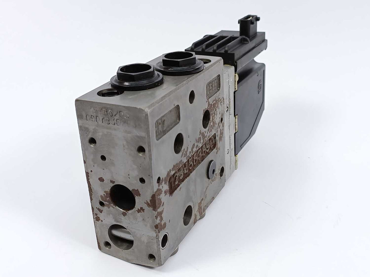 Danfoss 157B4904 PVEO 24 VDC Electrohydraulic Actuator w/ 157B6203 PVB Valve