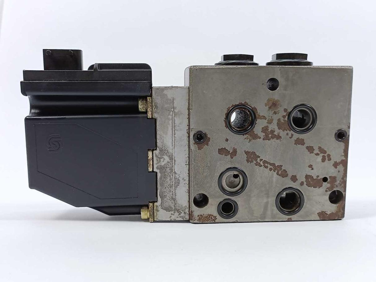 Danfoss 157B4904 PVEO 24 VDC Electrohydraulic Actuator w/ 157B6203 PVB Valve
