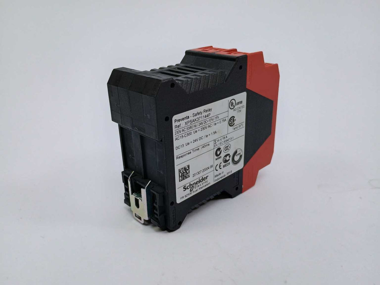 Schneider Electric XPSAK371144P Safety Relay