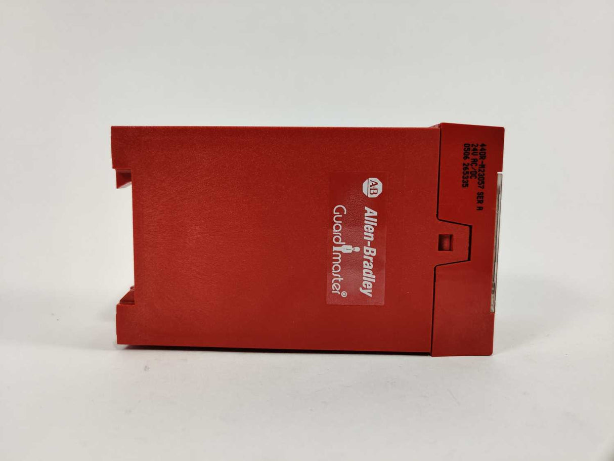AB 440R-M23057 Ser.A Minotaur MSR15D Safety Relay Unit 24VAC