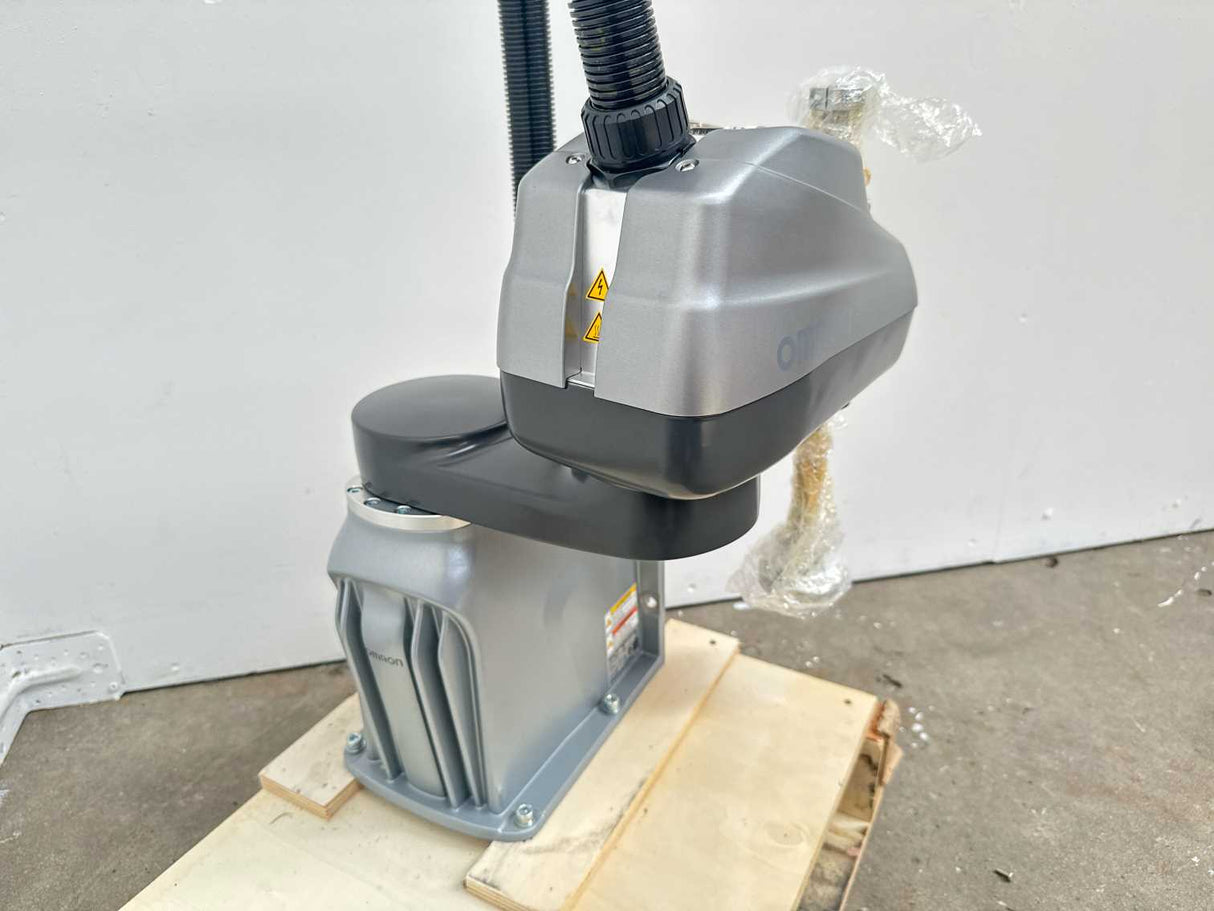 OMRON RS4-2053102 i4-350L Scara w/ 19354-010 Controller & front panel Kit