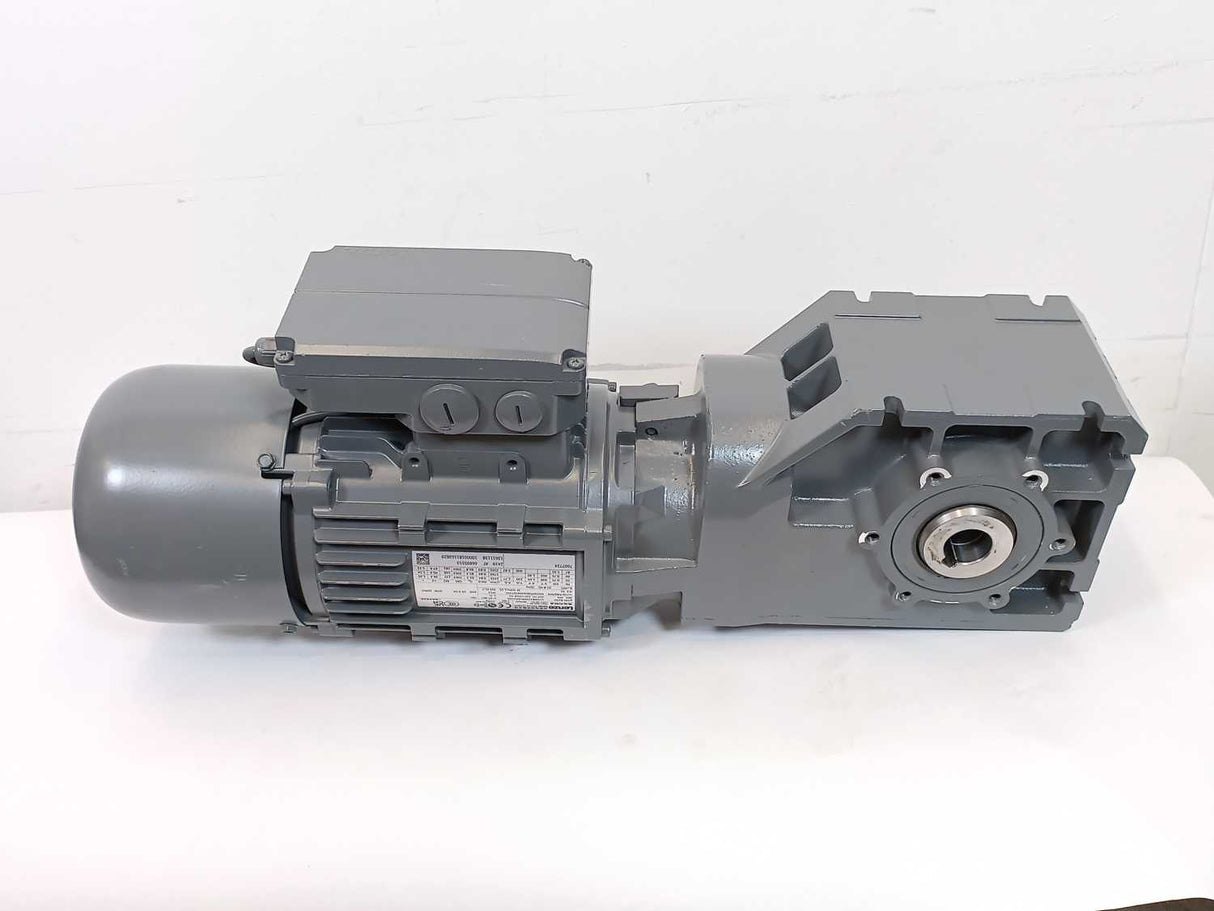 LENZE M55BP080M045EF05C 0,75kW Motor w/ G50BB124MHBR2C00 i=37,967 Gearbox
