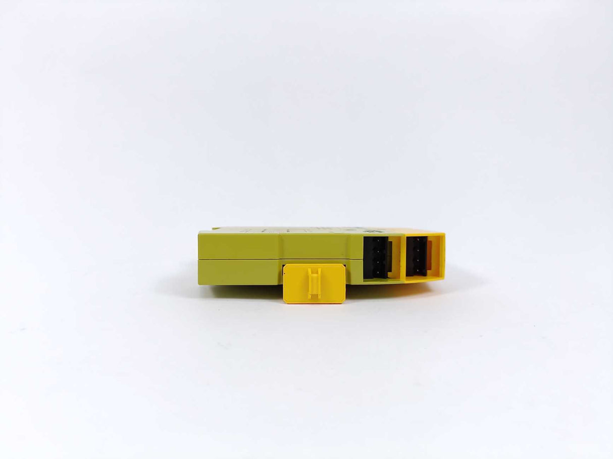 Pilz 750132 PNOZ s22 Safety Relay, connectors missing