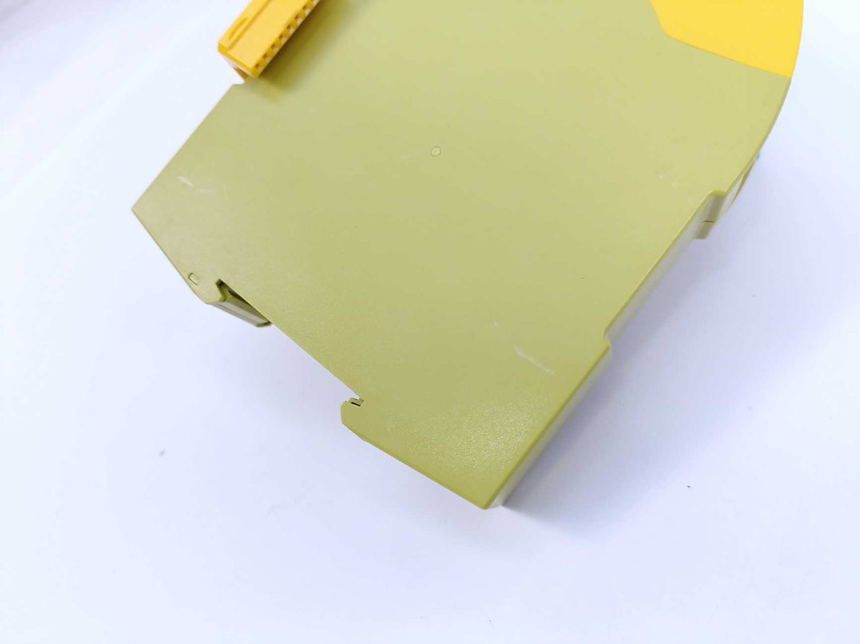 Pilz 750132 PNOZ s22 Safety Relay, connectors missing