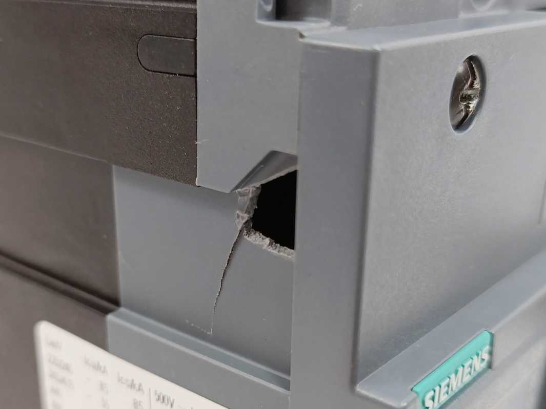 Siemens 3VA1225-5EF32-0AA0 Molded case circuit breaker w/ Connector extensions