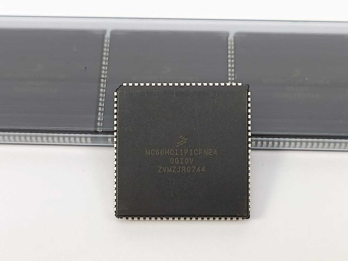 Freescale Semiconductor MC68HC11P1CFNE4 IC Chip. Batch of 5 pcs.