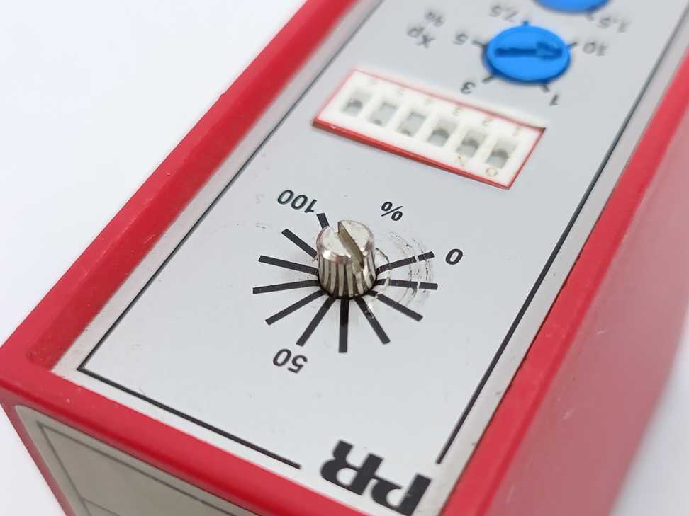 PR Electronics 2205 E0A1A PI Controller IN: 0-10V, Out: 0-20mA, 0-10V