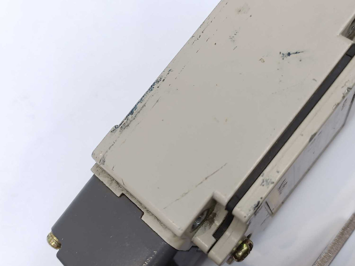 OMRON D4B-1111N Limit Switch