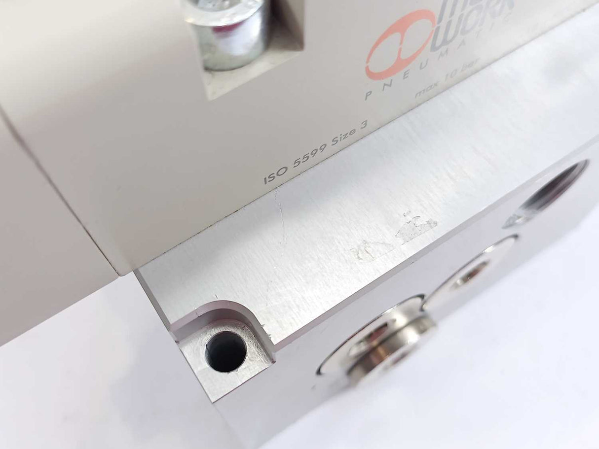Metal Work 7059021110 W/ 2x ISO 5599 Size 3 Pneumatic Valve