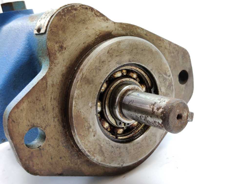 Sperry Vickers PVB15-RSY-31-CM-11 Hydraulic Pump