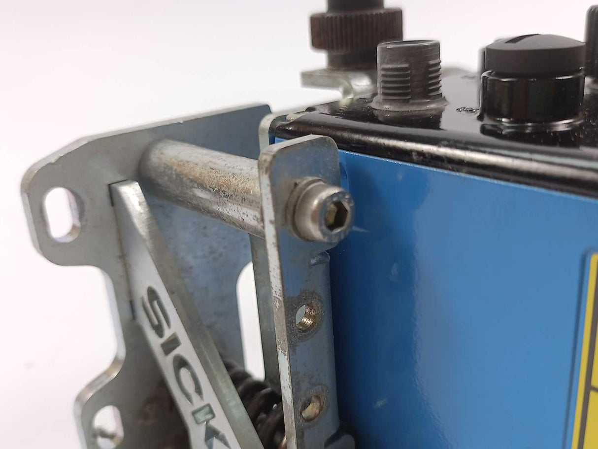 SICK DL100-12AA2112 1060047 Distance Sensor + mounting bracket